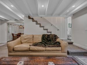 Khu vực ghế ngồi tại Lolo Bear Cabin Rustic Pets OK Mt Hood retreat