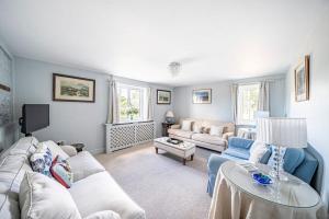 Cleaver Cottage في أندوفر: غرفة معيشة بها أريكة وطاولة