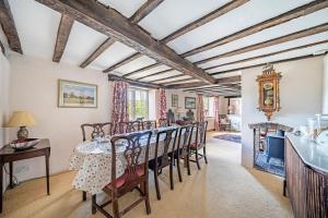 Cleaver Cottage في أندوفر: غرفة طعام مع طاولة طويلة وكراسي