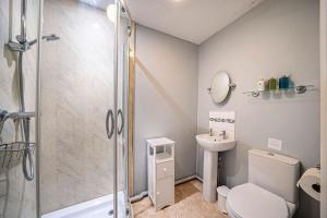 Cleaver Cottage في أندوفر: حمام مع دش ومرحاض ومغسلة +40 صورة