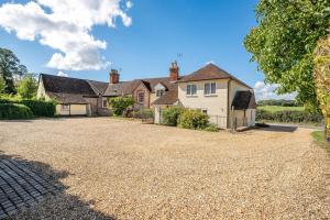 Cleaver Cottage في أندوفر: ممر فارغ امام المنزل