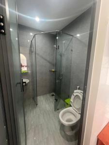 a bathroom with a shower and a toilet at Hoàng Anh Hotel in Ấp Bàu Sen