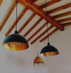 deux lumières noires et orange suspendues au plafond dans l'établissement Casa Rural Lorehonea, à Artariáin 30 autres photos