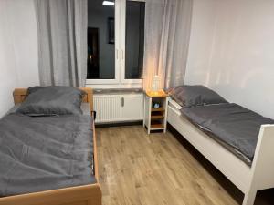 two beds in a room with a window at Dorfplatz in Klötze