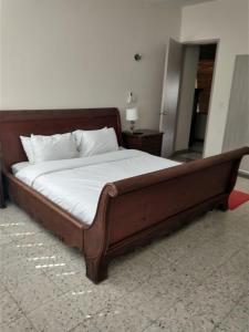 卡塔赫纳Casa - EL LAGUITO的房间里的一张木框架床