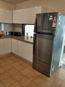 卡塔赫纳Casa - EL LAGUITO的配有不锈钢冰箱的厨房