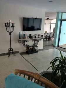 卡塔赫纳Casa - EL LAGUITO的带电视和桌子的客厅 更多28张照片