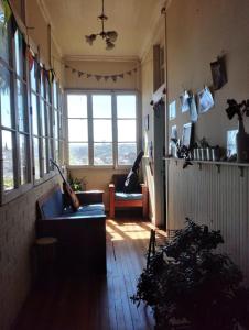 瓦尔帕莱索Habitación en casa palmera Valparaiso的客厅设有两张沙发和窗户。