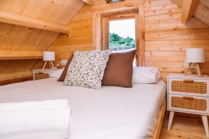 Кровать или кровати в номере Cabañas de Allariz