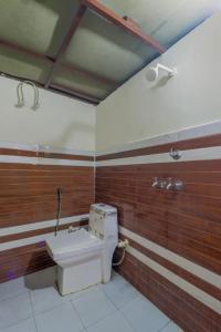 a bathroom with a toilet and a sink at Trivansh Resort Shivpuri Rishikesh in Shivpuri