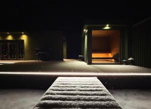 SikaMySikaSpot Green的一间设有门的房间和一间带桌子的房间