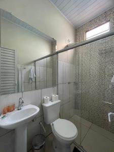 un bagno con wc, lavandino e doccia di Hotel Riviera a Aripuanã