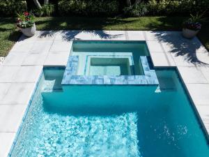 Бассейн в Naples Beach Retreat Bike to Beach! 4 Bed 2 Bath или поблизости