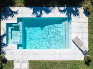 Бассейн в Naples Beach Retreat Bike to Beach! 4 Bed 2 Bath или поблизости