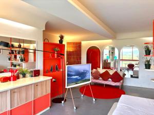 Posezení v ubytování The Urban Palette - Candolim Studio Apartment with Balcony and Mangrove Views