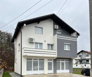 Gornji VakufDM Rooms lll的一栋带有黑色屋顶的白色房子