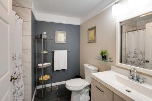 Phòng tắm tại Walk to Dtwn Milton Spacious Family Home with Yard +19 ảnh