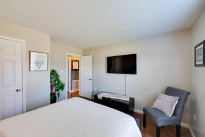 TV/trung tâm giải trí tại Walk to Dtwn Milton Spacious Family Home with Yard