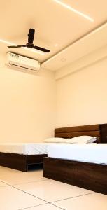 Giường trong phòng chung tại Shri Nivasa Inn +7 ảnh