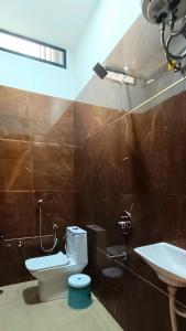 Phòng tắm tại Shri Nivasa Inn