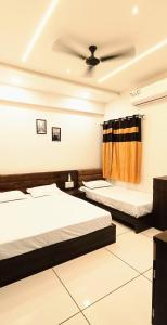 Giường trong phòng chung tại Shri Nivasa Inn