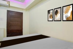 Postel nebo postele na pokoji v ubytování Hotel O Siva Jyothi