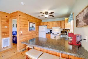 Η κουζίνα ή μικρή κουζίνα στο Less Than half Mi to Damascus Town Park Cozy Cabin with Deck +17 φωτογραφίες