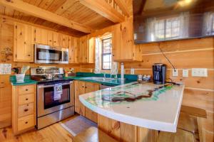 Nhà bếp/bếp nhỏ tại Steps to Virginia Creeper Trail Creekside Retreat +17 ảnh