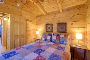 Postel nebo postele na pokoji v ubytování Walk to Dtwn Damascus Cabin with Creek Views!