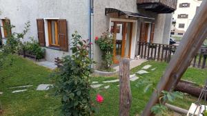 una cerca frente a una casa con una planta en Bait de la nef, en Isolaccia