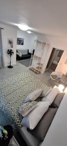 Cape TownGrey Vine Cottage - Flatlet的带枕头和梯子的床的客房