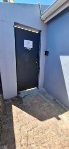 Cape TownGrey Vine Cottage - Flatlet的车库,门上贴有标志