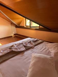 ein großes Bett in einem Zimmer mit in der Unterkunft Pousada Rio Cipó in Serra do Cipo