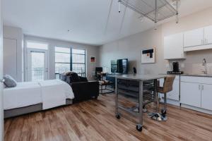 Η κουζίνα ή μικρή κουζίνα στο Studio near Forest Park with Pool & Workspace