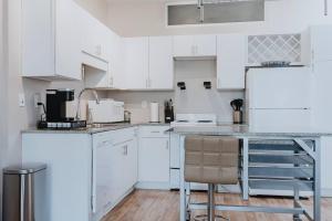 Η κουζίνα ή μικρή κουζίνα στο Studio near Forest Park with Pool & Workspace