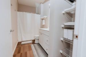 Η κουζίνα ή μικρή κουζίνα στο Studio near Forest Park with Pool & Workspace