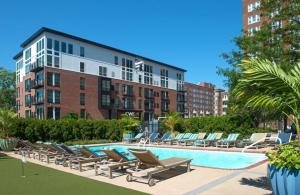 Πισίνα στο ή κοντά στο Studio near Forest Park with Pool & Workspace +5 φωτογραφίες