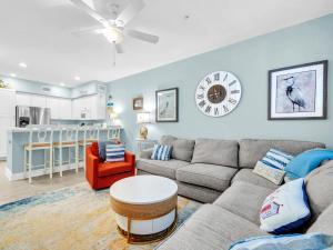 un soggiorno con un divano e un tavolo di The Village 622 a Blue Gulf Beach