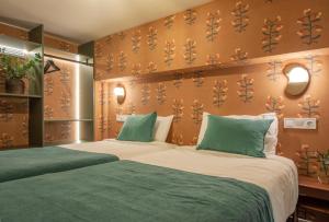 Giường trong phòng chung tại Suite Catedral Sevilla