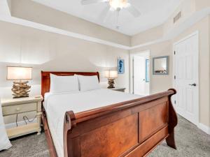 una camera da letto con un letto grande e due lampade di The Village 622 a Blue Gulf Beach