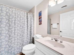 un bagno con wc, lavandino e doccia di The Village 622 a Blue Gulf Beach Altre 35 foto