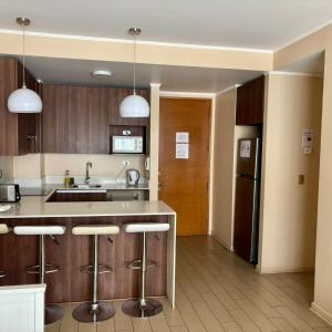 O bucătărie sau chicinetă la Excelente departamento en Las Condes