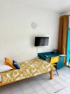 Et tv og/eller underholdning på Colibri Rouj - Bungalow Cosy, proche Plage