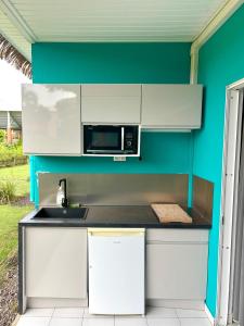 Køkken eller tekøkken på Colibri Rouj - Bungalow Cosy, proche Plage