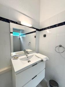 Et badeværelse på Colibri Rouj - Bungalow Cosy, proche Plage