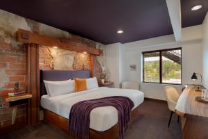 Ένα ή περισσότερα κρεβάτια σε δωμάτιο στο The Horton Hotel