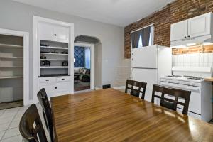 Nhà bếp/bếp nhỏ tại Pet-Friendly 2BR Apt w Office & Roku Free Parking in STL