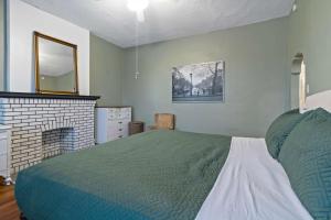 Giường trong phòng chung tại Pet-Friendly 2BR Apt w Office & Roku Free Parking in STL +26 ảnh