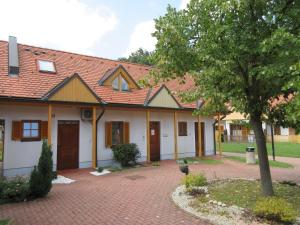 une maison avec un arbre et une allée en briques dans l'établissement Apartment Klas, à Moravske Toplice