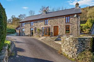 una casa de piedra en un camino en 3 Bed in Defynnog oc-p33133, en Devynock